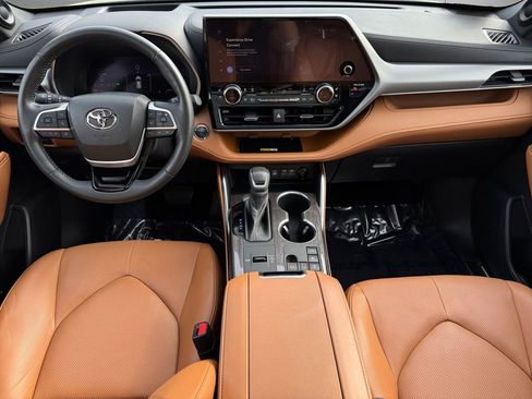Used 2023 Toyota Highlander Platinum AWD/4WD image 12