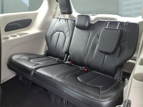 Used 2023 Chrysler Pacifica Touring-L FWD image 19