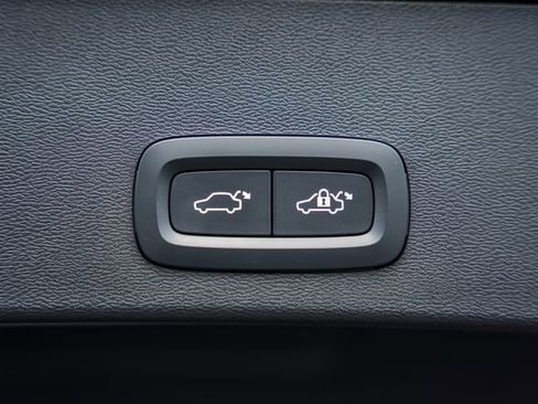 Certified 2024 Volvo XC40 B5 Plus w/ Protection Package Premier image 11