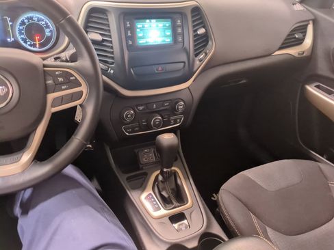 Used 2017 Jeep Cherokee Latitude image 20