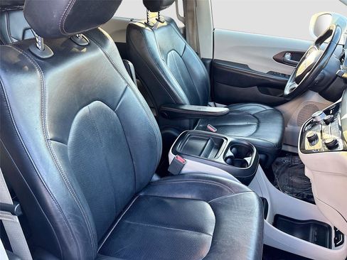 Used 2018 Chrysler Pacifica Touring-L image 31