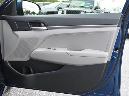 Used 2020 Hyundai Elantra SE FWD image 29