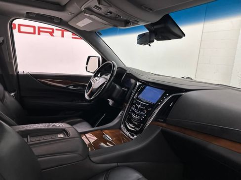 Used 2017 Cadillac Escalade ESV Luxury AWD/4WD image 57
