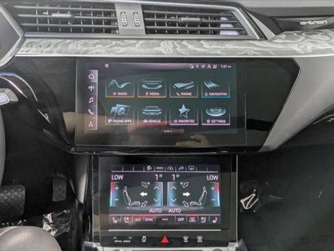 Used 2022 Audi e-tron Premium Plus w/ Premium Plus Package image 28