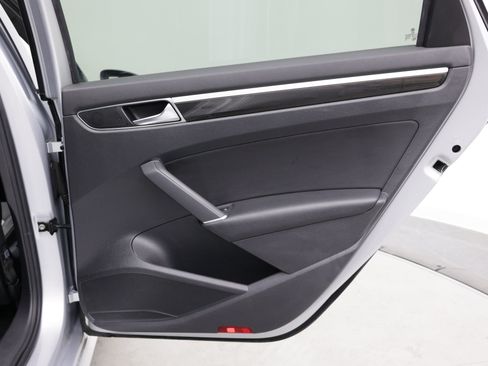 Used 2018 Volkswagen Passat 3.6 FWD image 36
