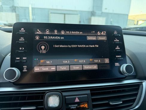 Used 2018 Honda Accord Touring image 11