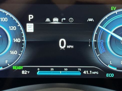 Used 2025 Hyundai Elantra Limited FWD image 28