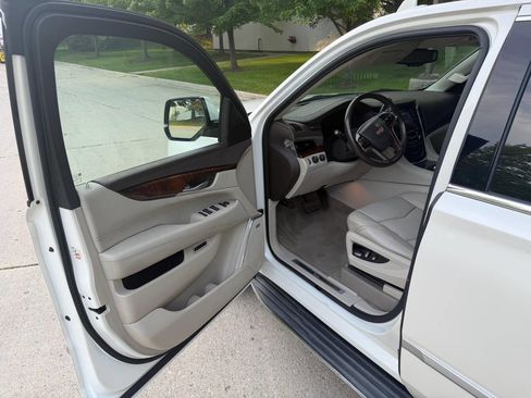 Used 2015 Cadillac Escalade Luxury AWD/4WD image 13