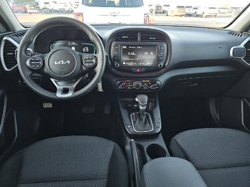 Used 2025 Kia Soul LX w/ LX Technology Package FWD image 4