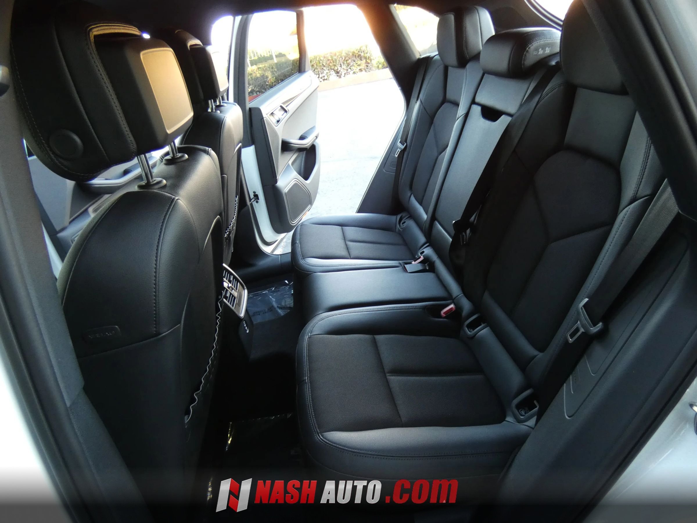 Used 2024 Porsche Macan AWD/4WD image 43