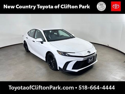 Used 2025 Toyota Camry SE image 1