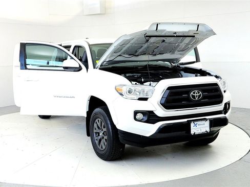 Used 2023 Toyota Tacoma SR5 AWD/4WD image 9