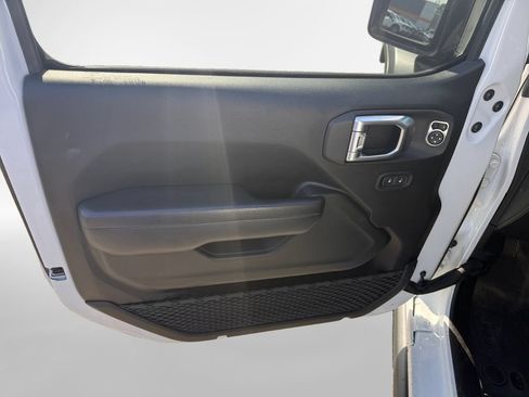 Used 2023 Jeep Wrangler Unlimited Rubicon w/ Cold Weather Group AWD/4WD image 14