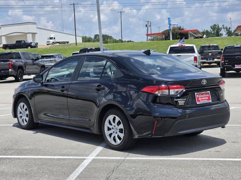 Used 2026 Toyota Corolla LE FWD image 4