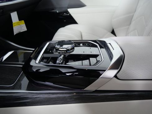 Used 2025 BMW i7 xDrive60 w/ Premium Package image 23