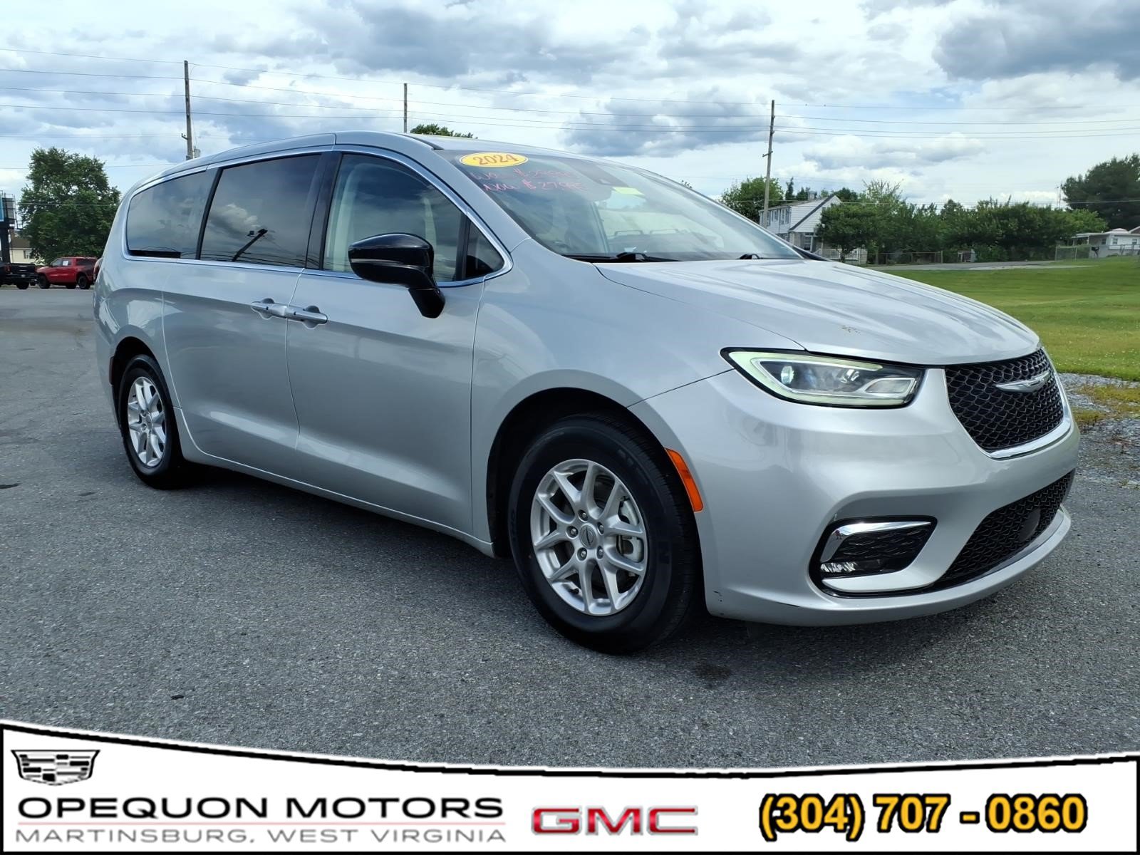 Used 2024 Chrysler Pacifica Touring-L FWD image 1