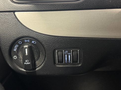 Used 2019 Dodge Grand Caravan GT image 28