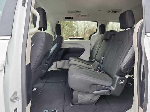 Used 2017 Chrysler Pacifica LX image 10