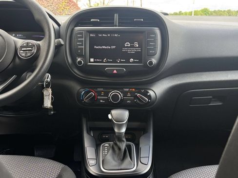Used 2025 Kia Soul LX w/ LX Technology Package FWD image 17