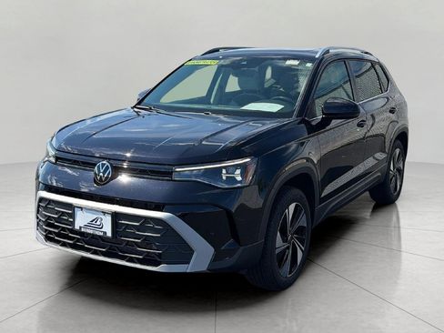 Used 2025 Volkswagen Taos SE AWD/4WD image 3