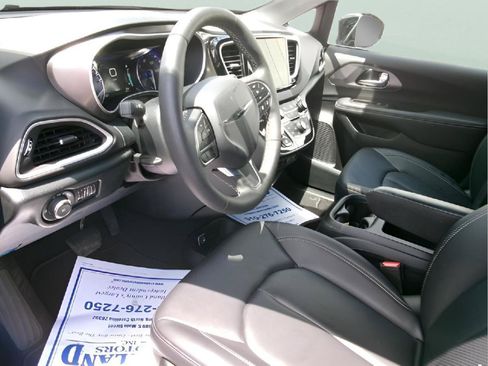 Used 2025 Chrysler Pacifica Select FWD image 14