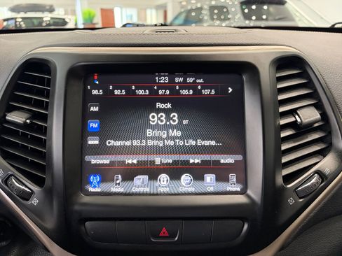 Used 2015 Jeep Cherokee Latitude w/ Cold Weather Group image 17