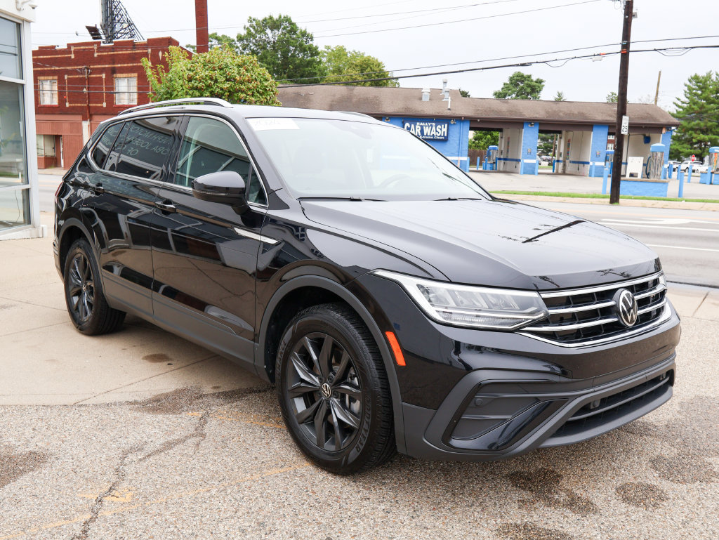 Used 2024 Volkswagen Tiguan SE w/ Panoramic Sunroof Package AWD/4WD image 7