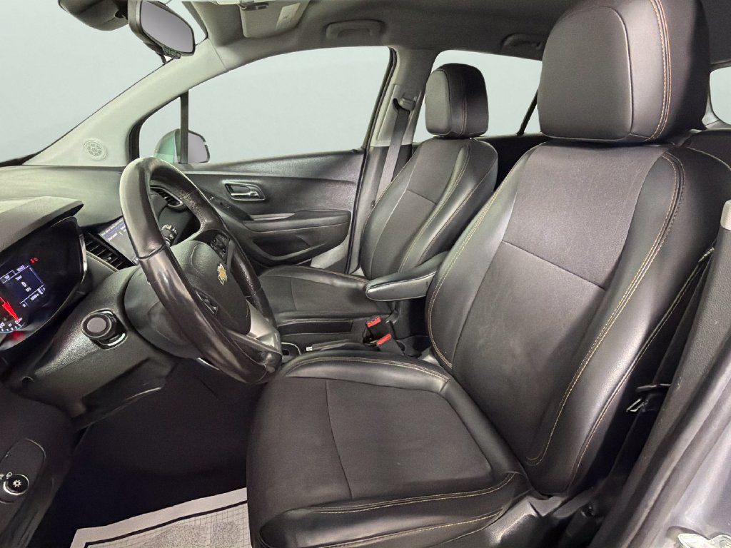 Used 2020 Chevrolet Trax LT w/ LT Convenience Package FWD image 17