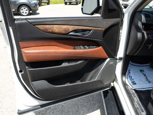 Used 2017 Cadillac Escalade Premium Luxury RWD image 13