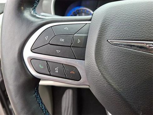 Certified 2021 Chrysler Pacifica Touring-L image 17