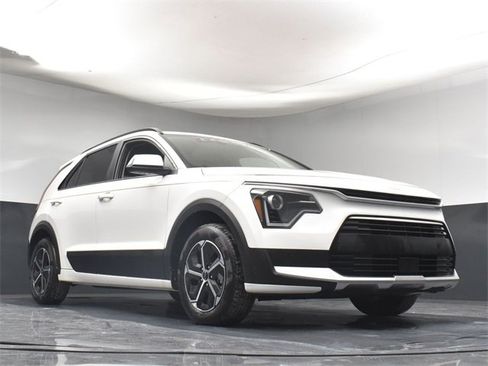 Used 2025 Kia Niro EX image 32