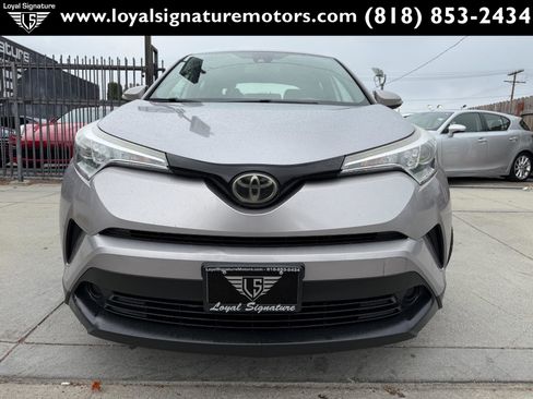 Used 2019 Toyota C-HR XLE FWD image 2