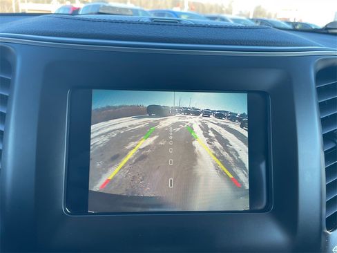 Used 2019 Jeep Cherokee Latitude Plus w/ Cold Weather Group image 4