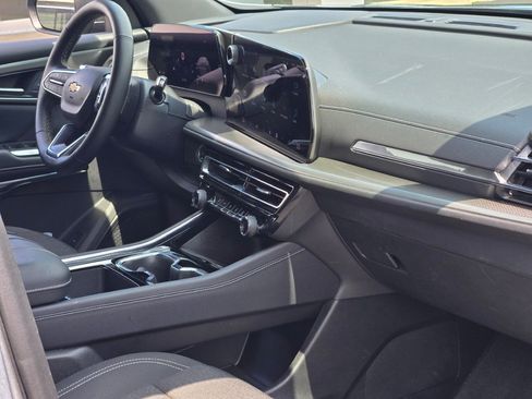 Used 2025 Chevrolet Traverse LT image 8