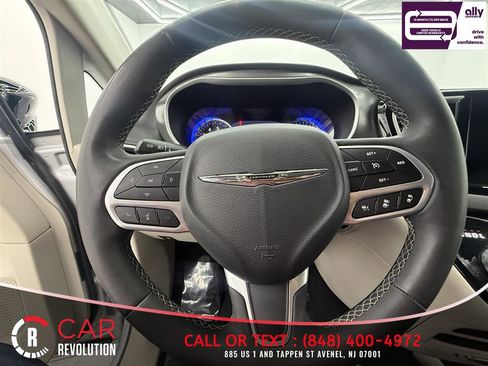 Used 2024 Chrysler Pacifica Touring-L FWD image 13