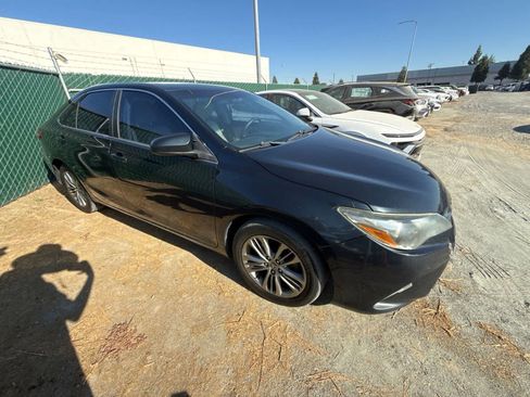 Used 2015 Toyota Camry SE w/ Moonroof Package FWD image 3