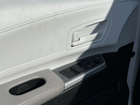 Used 2025 Toyota Sienna LE image 12