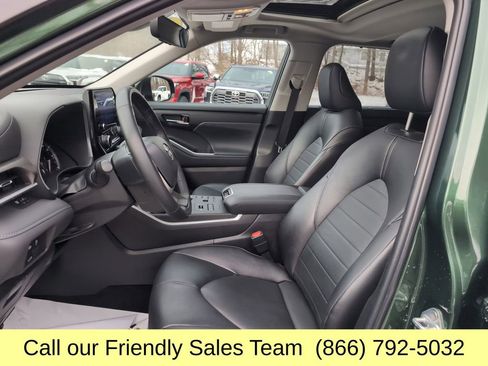 Used 2023 Toyota Highlander XLE image 11