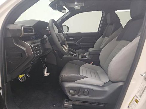 Used 2025 Toyota Tacoma TRD Sport w/ TRD Sport Upgrade Package image 5