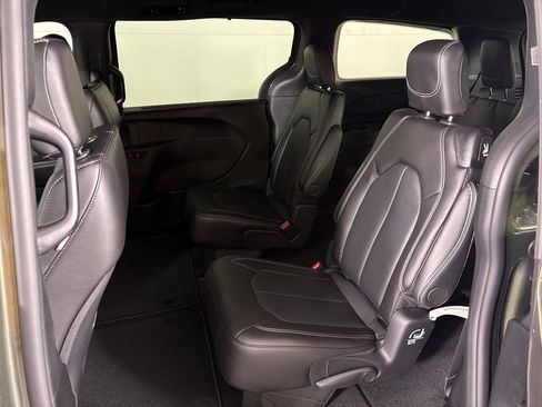 New 2027 Chrysler Pacifica Select FWD image 36