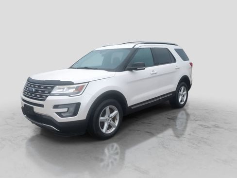 Used 2017 Ford Explorer XLT AWD/4WD image 4