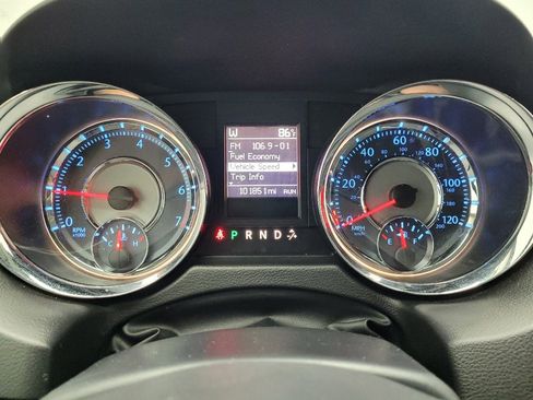 Used 2016 Chrysler Town & Country Touring image 23