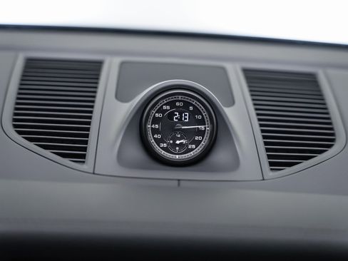 Certified 2025 Porsche Macan Turbo image 20