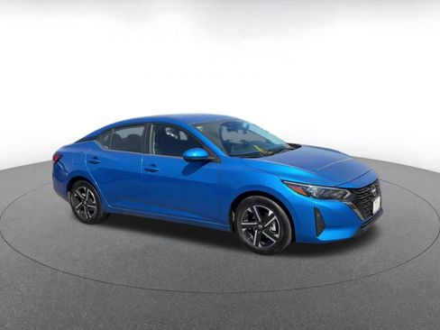 Used 2025 Nissan Sentra SV image 2