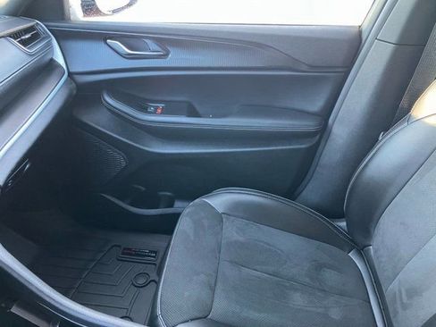 Used 2024 Jeep Grand Cherokee Altitude image 11