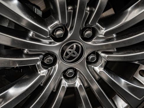 Used 2023 Toyota Venza Limited image 8