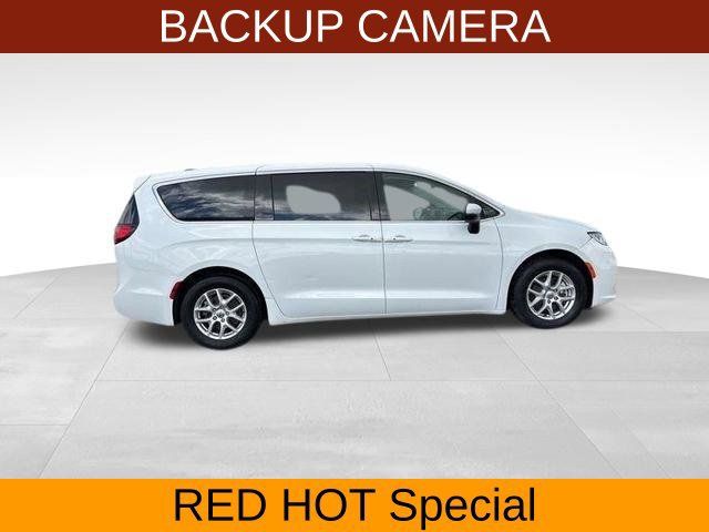 Used 2023 Chrysler Pacifica Touring-L FWD image 8