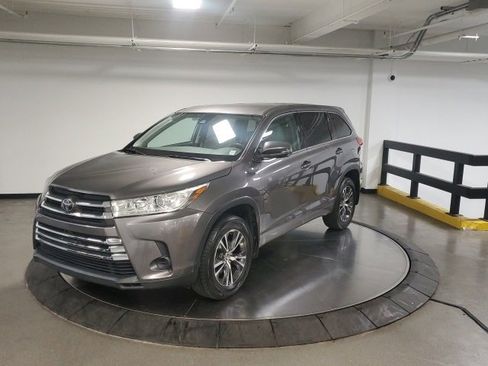 Used 2018 Toyota Highlander LE image 4