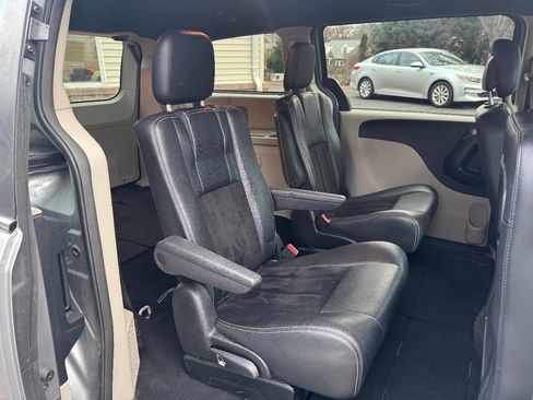 Used 2017 Dodge Grand Caravan SXT image 24