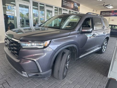 Used 2023 Honda Pilot Touring image 3